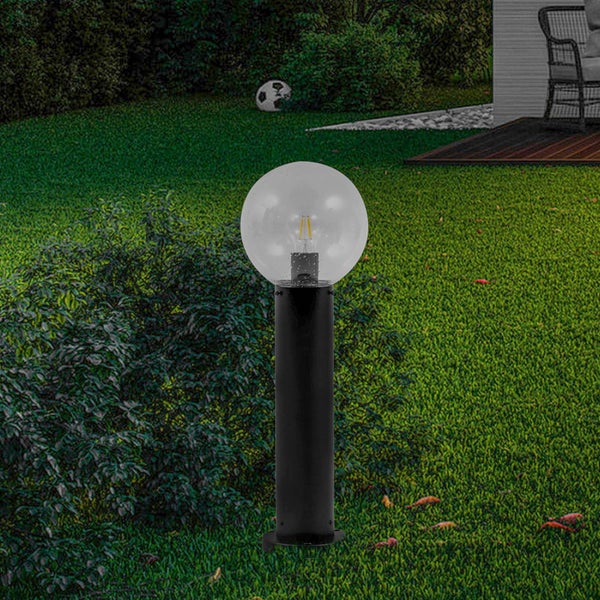 Eine Person befestigt Schleifpapier an einem Exzenterschleifer vor dem Schleifen.