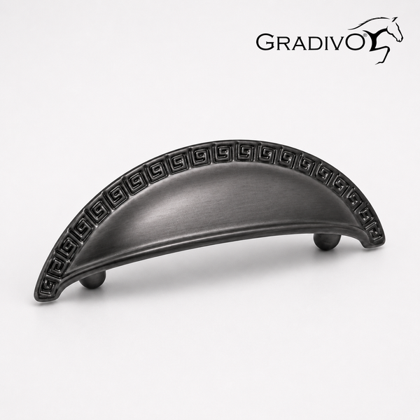 Gradivo Möbelgriff, Muschelgriff aus Metall in Antik-Optik mit Mäander-Verzierung und Gradivo Logo.