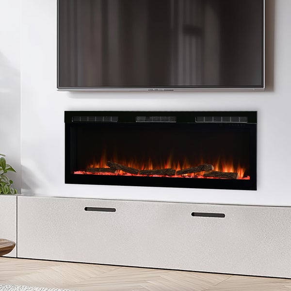 Moderner schwarzer Elektrokamin mit Holzscheiten und Flammenbild, an einer Wand unter einem Fernseher montiert.