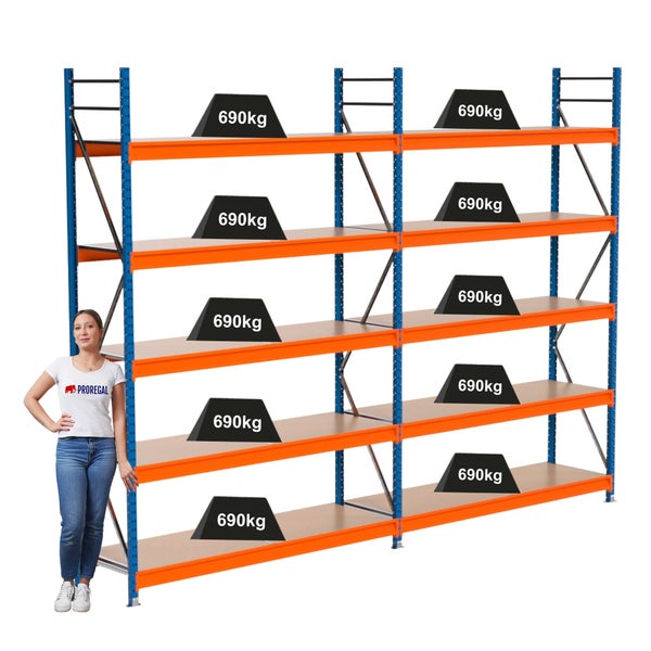 Hochregal mit Last und Frau