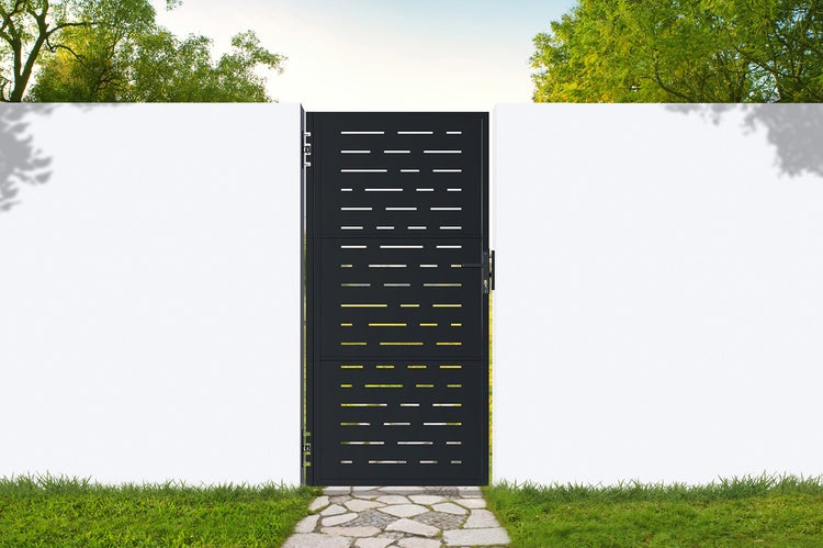 Tor mit horizontalen Aussparungen vor einer Mauer und Grünfläche