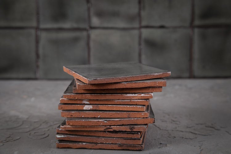 Stapel quadratischer Ziegel mit matter Oberfläche