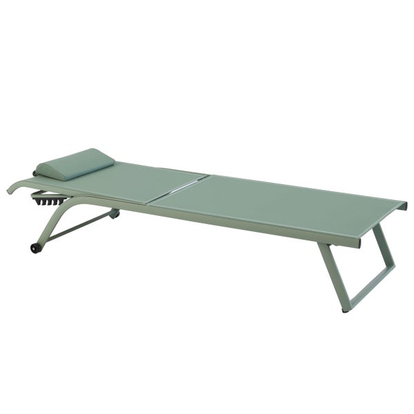 Verstellbare salbeigrüne Gartenliege aus Metall mit Textilbespannung, Rollen und Nackenkissen.