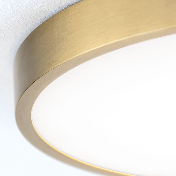 Nahaufnahme einer Deckenleuchte mit goldfarbenem Rahmen