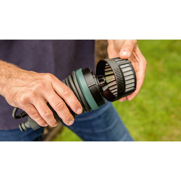 Gartenpumpe wird von zwei Händen auseinandergenommen