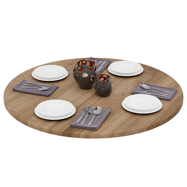 Runde Tischplatte aus Holz mit fünf Gedecken und dekorativen Windlichtern in der Mitte.