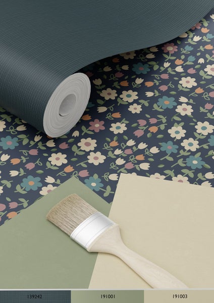 Tapetenrolle mit Blumenmuster, Farbmuster und Pinsel.
