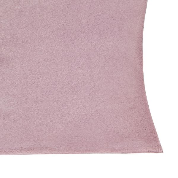 Nahaufnahme einer rosa Kissenhülle aus weichem Plüsch mit sichtbarer Oberflächenstruktur.