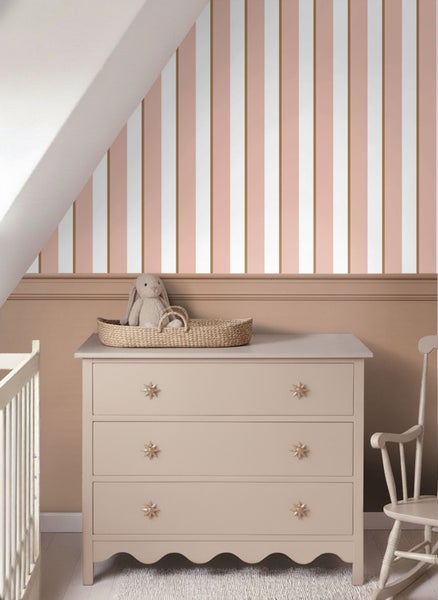 Dekoratives Kinderzimmer mit gestreifter Tapete, Kommode und Schaukelstuhl