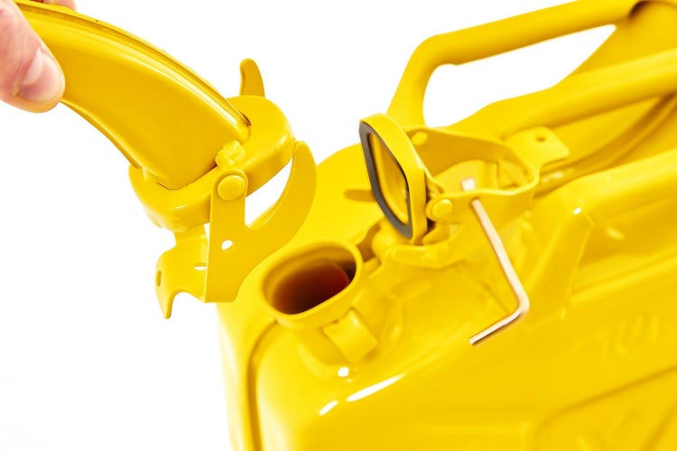 Detailaufnahme eines gelben Benzinkanisters mit Ausgießer