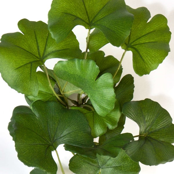 Künstliche Hängepflanze Senecio herreianus im schwarzen Kunststofftopf mit Drahtaufhängung.