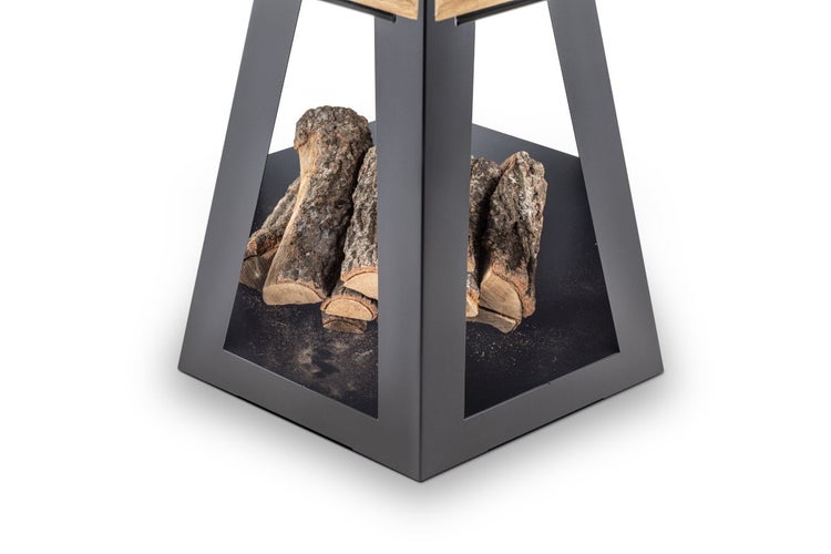 Kaminholzregal aus Metall mit quadratischer Basis und gelagertem Brennholz
