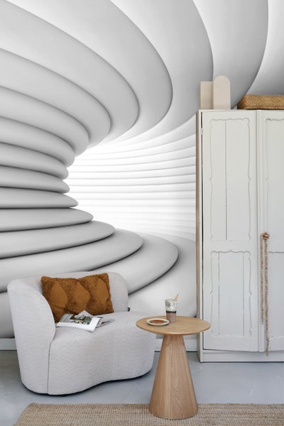 Wohnzimmer-Szene mit Sessel, Tisch und Fototapete mit 3D-Formen