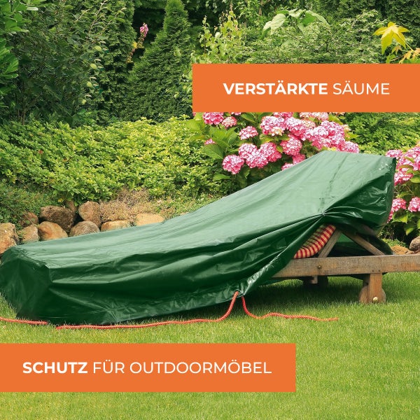 Grüne Abdeckhaube für eine Gartenliege aus Holz im Garten mit verstärkten Säumen zum Schutz von Outdoormöbeln.