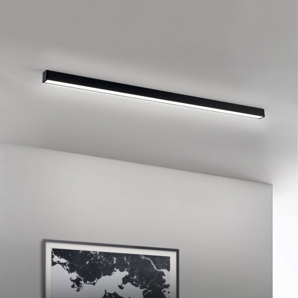 Moderne lineare LED Deckenleuchte für ein gleichmäßiges Raumlicht in minimalistischem Design