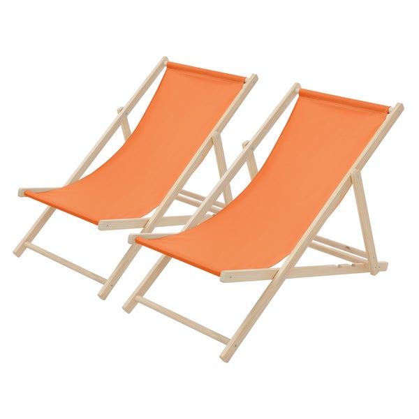 Zwei zusammenklappbare Liegestühle aus hellem Holz mit orangefarbenem Stoffbezug.