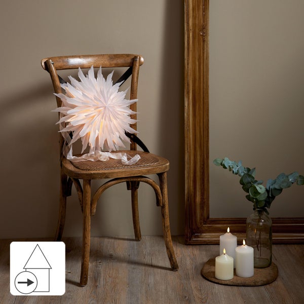 Gartenzwerg mit Säge auf Baumstumpf mit Solarlampe