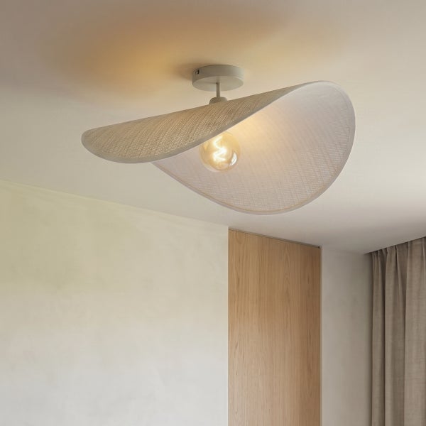 Moderne Deckenleuchte mit geschwungenem Lampenschirm aus geflochtenem Material und freiliegendem Leuchtmittel für eine gleichmäßige Raumbeleuchtung