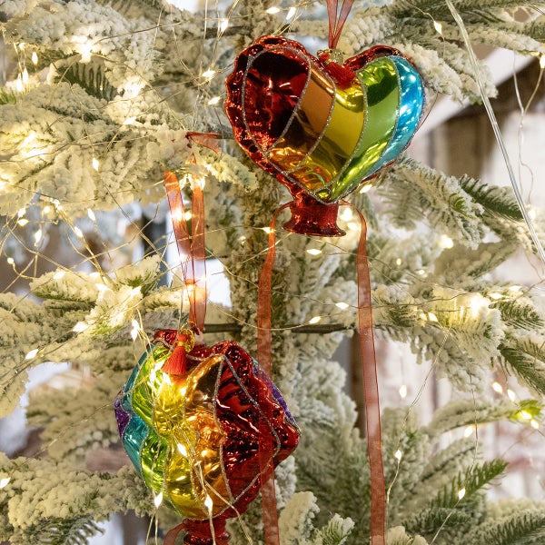 Weihnachtsbaum mit Herz- und Ballonförmigem Christbaumschmuck