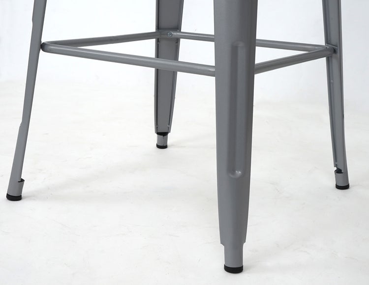 Detailaufnahme des Metallgestells eines Barstuhls