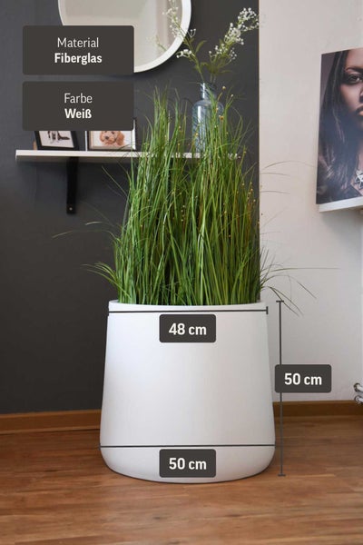 Weißer Pflanzkübel aus Fiberglas, Höhe 50 Zentimeter, Durchmesser oben 48 Zentimeter und unten 50 Zentimeter.