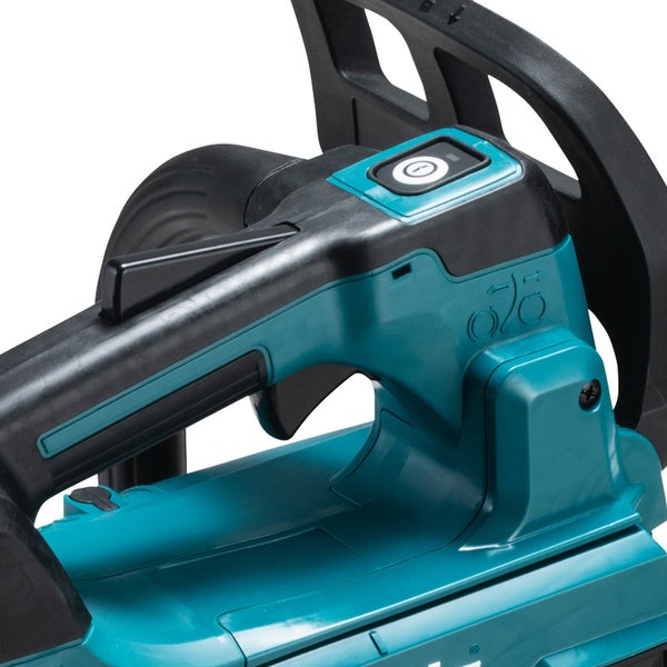 Detailansicht einer Akku-Kettensäge