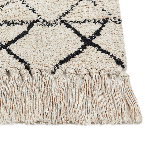Hochflor-Teppich mit geometrischem Rautenmuster und langen Fransen im Berber-Stil.