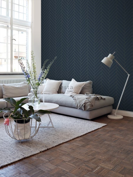 Wohnzimmer mit Sofa, Couchtisch, Stehlampe und Tapete mit Fischgrätenmuster