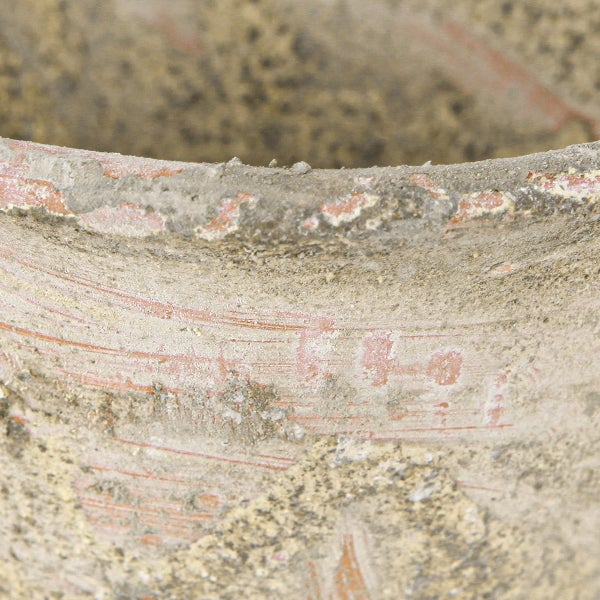 Detailaufnahme der verwitterten und sandigen Oberfläche eines Pflanzgefäßes aus Terrakotta.