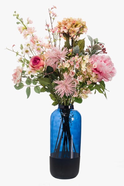 Künstlicher Blumenstrauß mit rosa Rose, hellrosa Blüten und grünen Blättern.