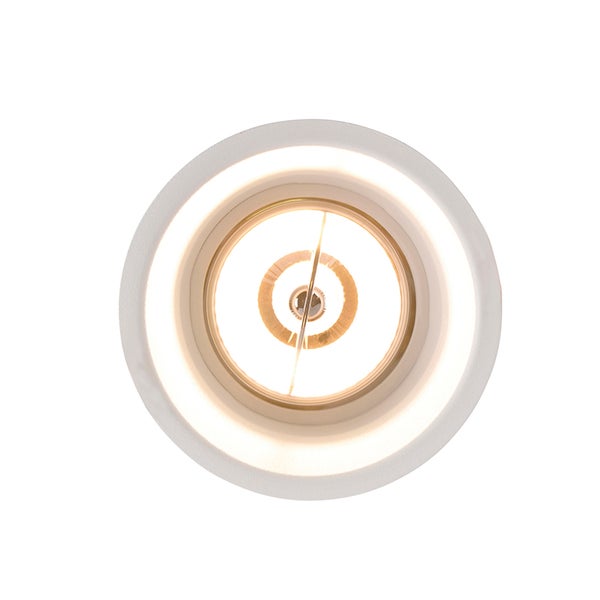 Runder weißer Einbaustrahler mit eingeschaltetem warmweißem Licht in der Ansicht von unten.