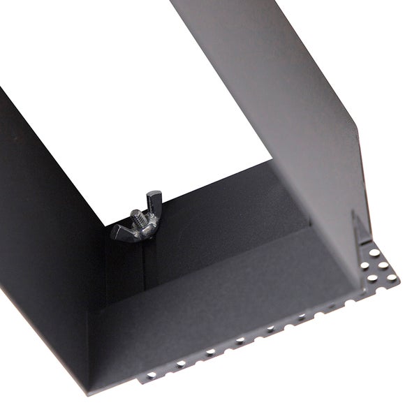 Detailansicht eines dunklen Metallrahmens mit Flügelmutter und gelochtem Rand für den Einbau.