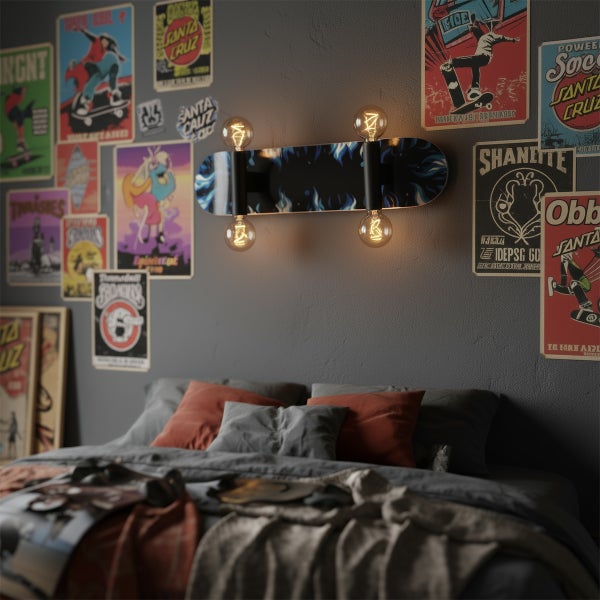 Wandleuchte im Skateboard Design mit vier Edison Glühbirnen und blauem Flammenmuster an einer Wand mit Postern über einem Bett.