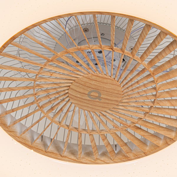 Detailansicht eines Deckenventilators mit kreisförmigem Holzgitter, transparenten Ventilatorflügeln und Q Logo.