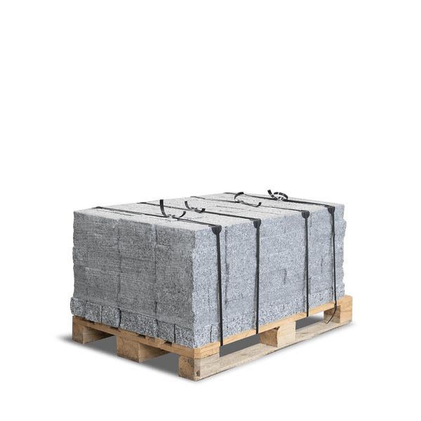 Stapel grauer Granitsteine auf einer Holzpalette, gesichert mit schwarzen Umreifungsbändern.