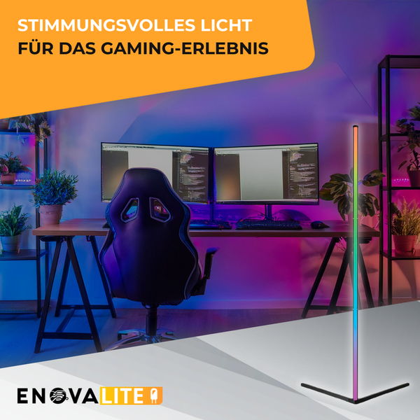 Gaming-Zimmer mit Schreibtisch, Stuhl, Computermonitoren und LED-Stehlampe