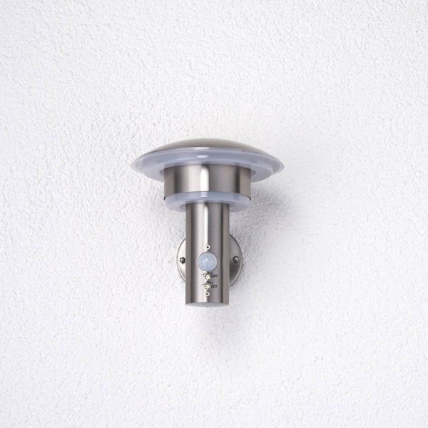 Außenwandleuchte aus Edelstahl mit integriertem Bewegungsmelder sowie Reglern für Empfindlichkeit und Zeit.