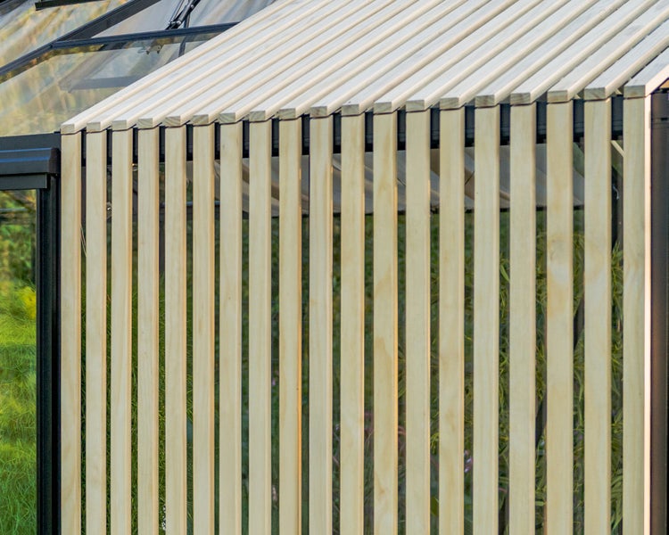 Holzlamellen für Gewächshäuser zur Beschattung und als Sichtschutz, vertikal und horizontal angeordnet.