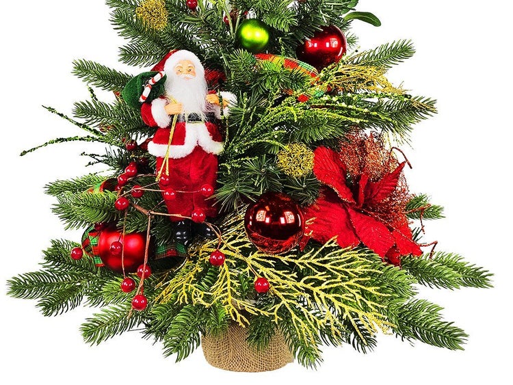 Weihnachtsbaum im Topf mit Weihnachtsmannfigur, Christbaumkugeln und weihnachtlicher Dekoration als Tischschmuck.