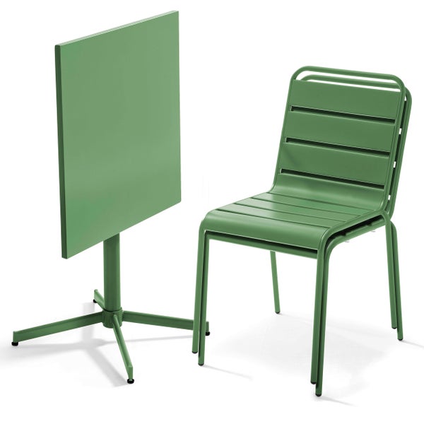 Grünes Gartenmöbel-Set aus Metall bestehend aus einem quadratischen Tisch und einem Stuhl mit Lamellen-Design.