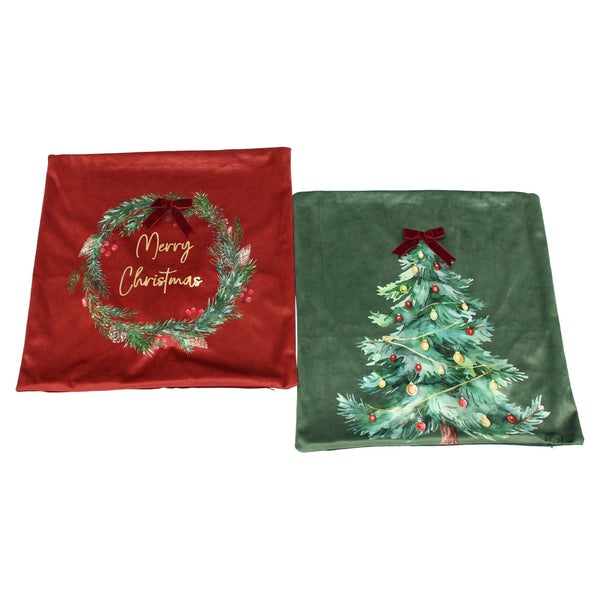 Zwei quadratische Kissenbezüge mit weihnachtlichen Motiven, eine Variante mit Weihnachtskranz und Schriftzug, eine mit geschmücktem Tannenbaum.
