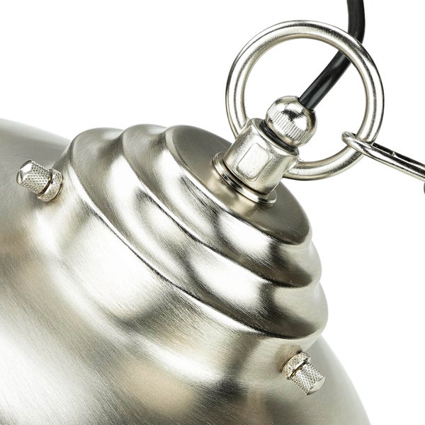 Detailaufnahme einer Pendelleuchte aus Metall mit Aufhängungsring