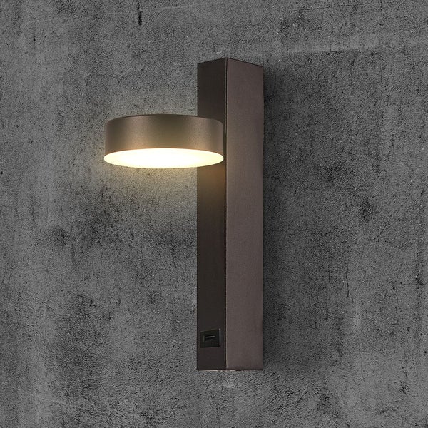 Wandleuchte mit runder Leuchtfläche und USB-Anschluss.