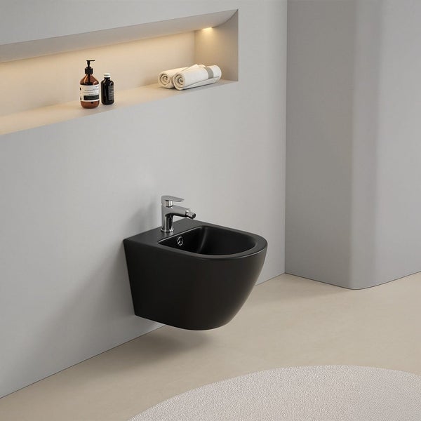 Wandbidet mit Armatur in einem hellen Badezimmer.