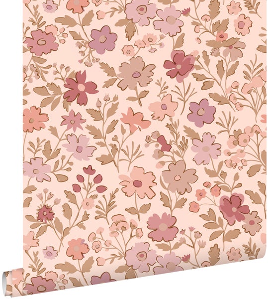 Tapetenrolle mit handgezeichnetem Blumenmuster und Blättern in Rosa- und Brauntönen.