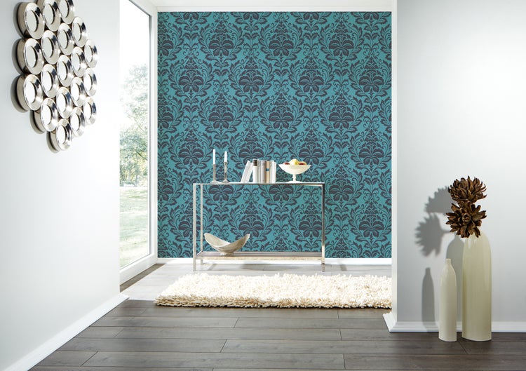 Dekoratives Interieur mit gemusterter Tapete, Konsole und Teppich