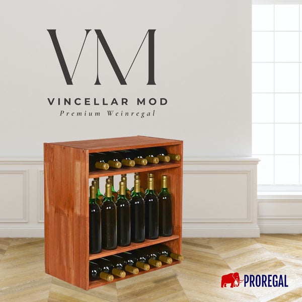 Modernes, organisiertes Weinregal aus Holz in einem hellen Raum mit Weinflaschen. Vincellar Mod Logo und Proregal Logo.