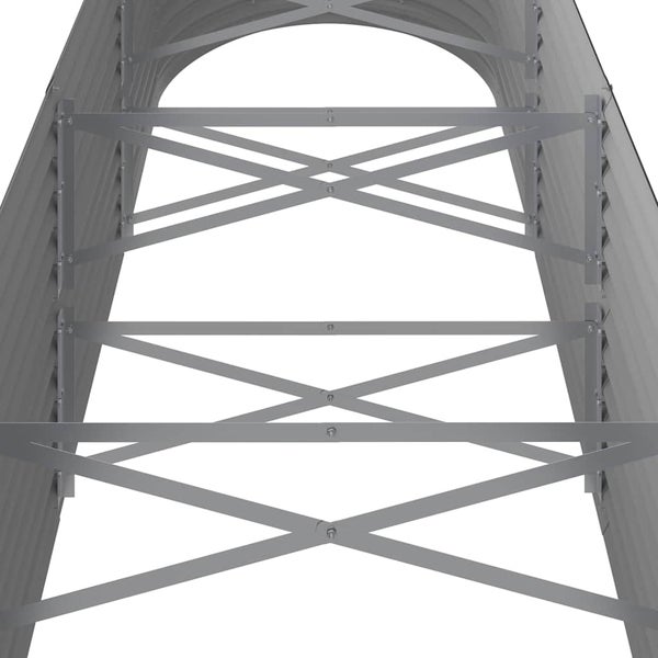 Stabile Innenverstrebung für ein Gewächshaus aus Metall mit Kreuzstreben zur Stabilisierung des Bogendaches.