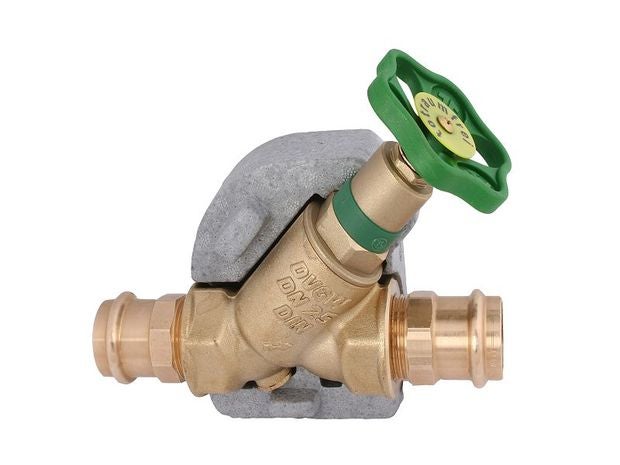 Kombiniertes Freistromventil mit Rückflussverhinderer und Pressanschluss, Nennweite 25, aus Messing inklusive Dämmschale für Trinkwasser.