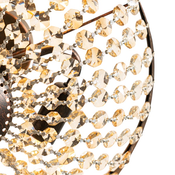 Detailaufnahme einer Deckenleuchte mit Kristallanhängern